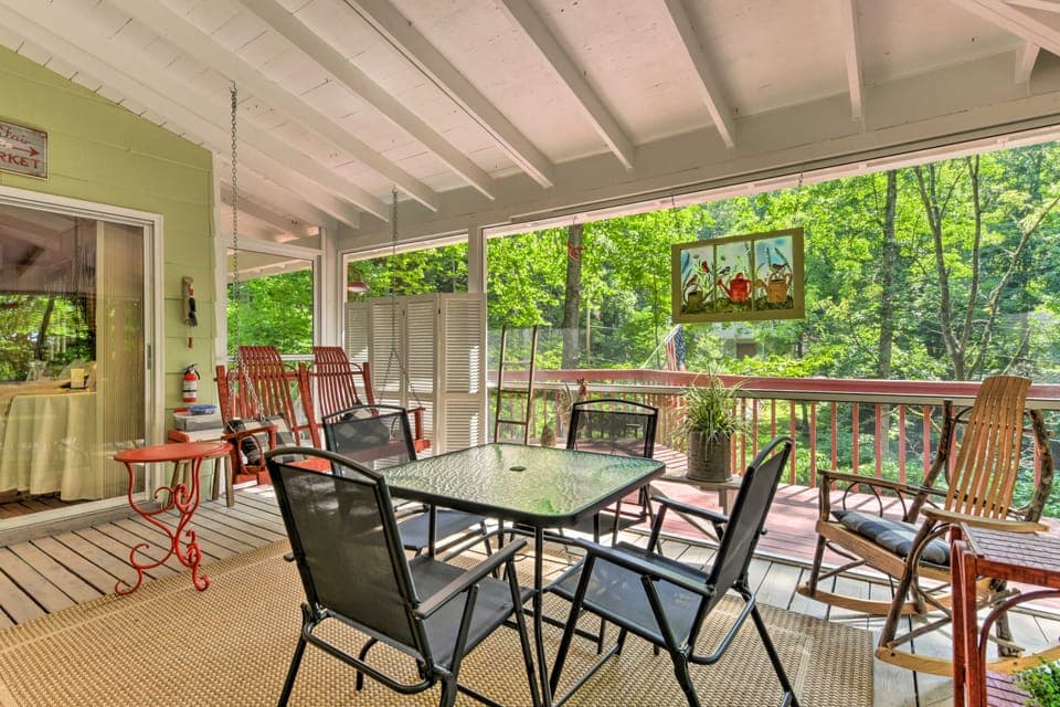 Smoky Mtn Cottage on Creek w/ Lanai & Forest Views Cottage in Tennessee