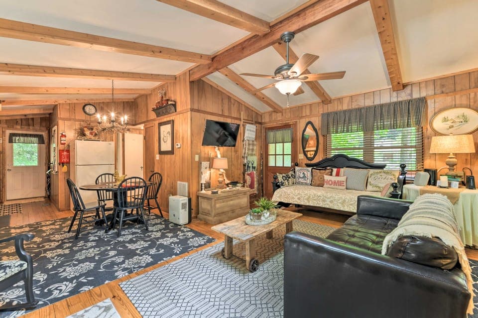 Smoky Mtn Cottage on Creek w/ Lanai & Forest Views Cottage in Tennessee
