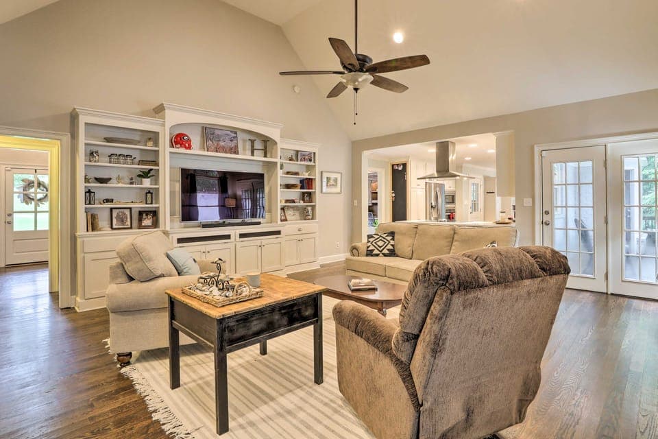 Family-Friendly Athens Escape ~ 2 Mi to UGA! House in Athens