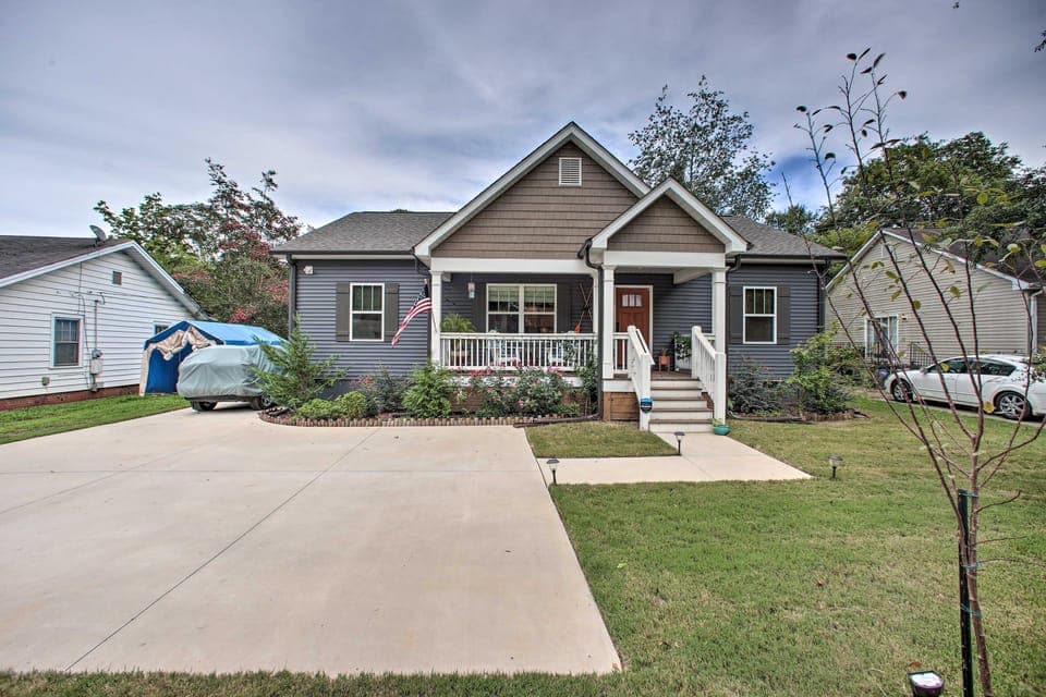 2 Mi to Downtown: Luxe Greenville Retreat! House in Greenville