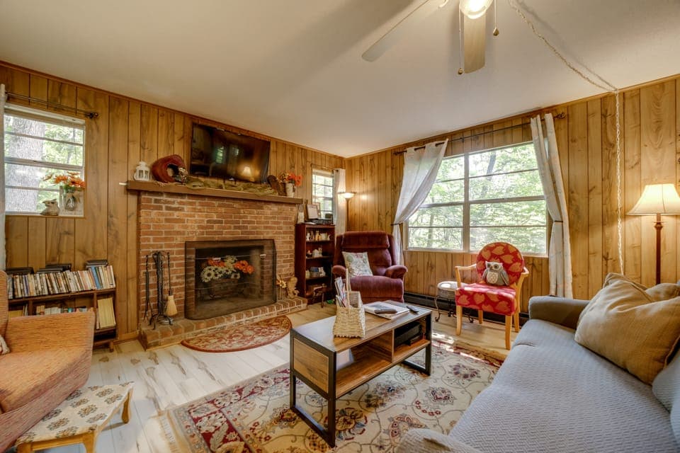 Smoky Mtn Hideaway: Screened Porch & Fire Pit House in Tennessee