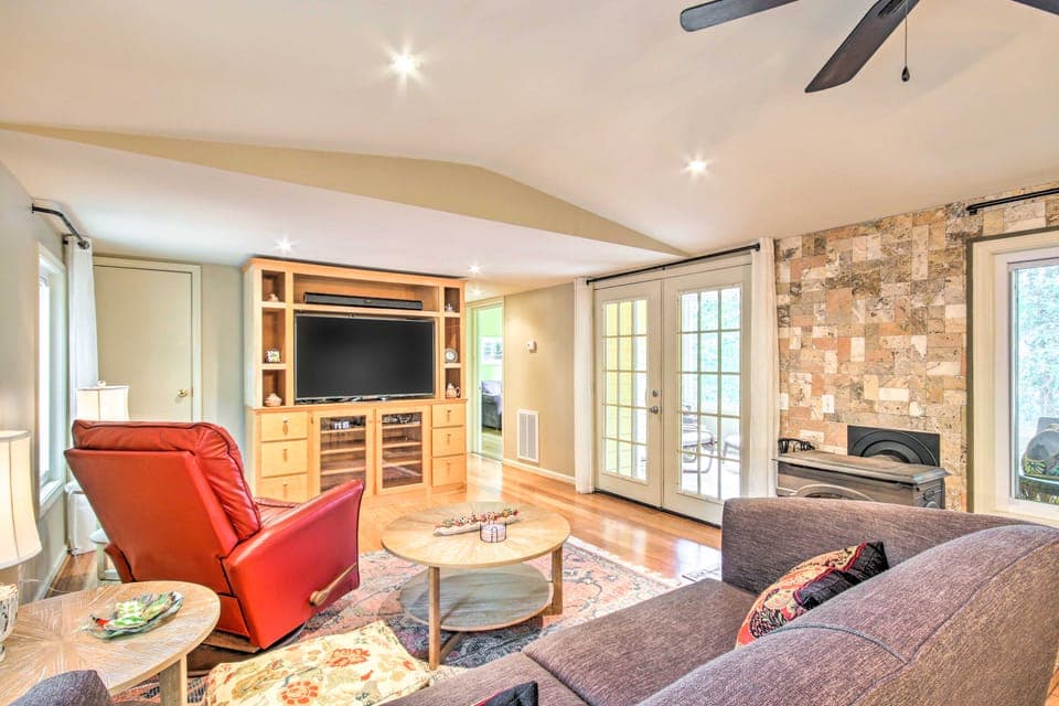 Cheery Swansea Home on Calmont Pond w/ Dock! House in South Carolina