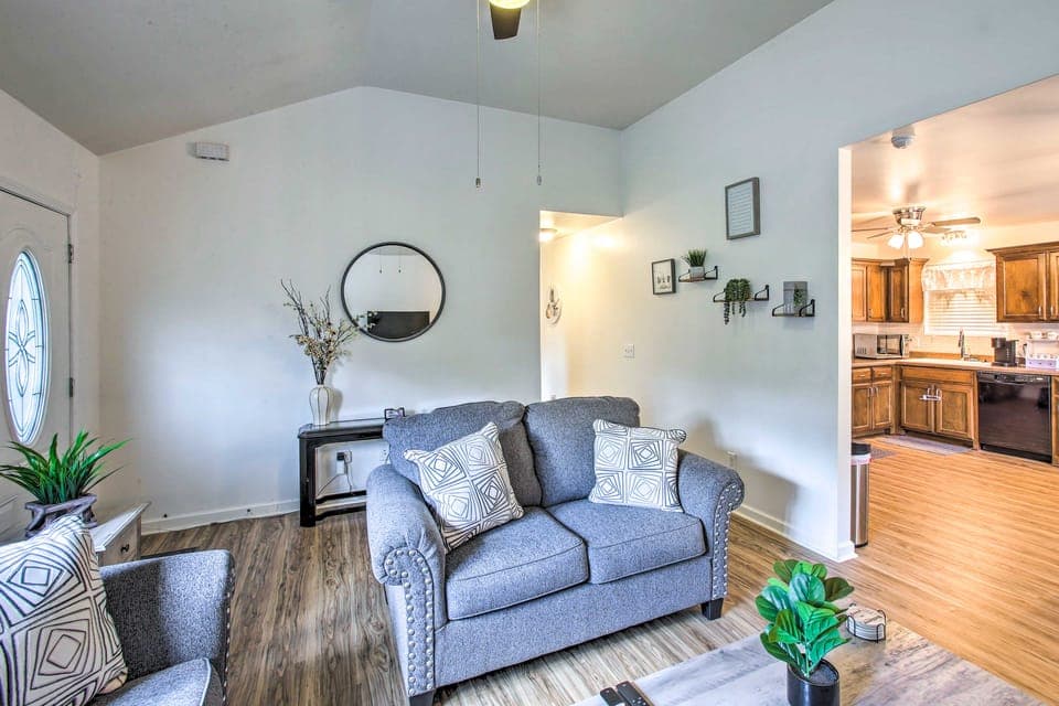 Charming Springfield Escape w/ Furnished Deck House in Tennessee