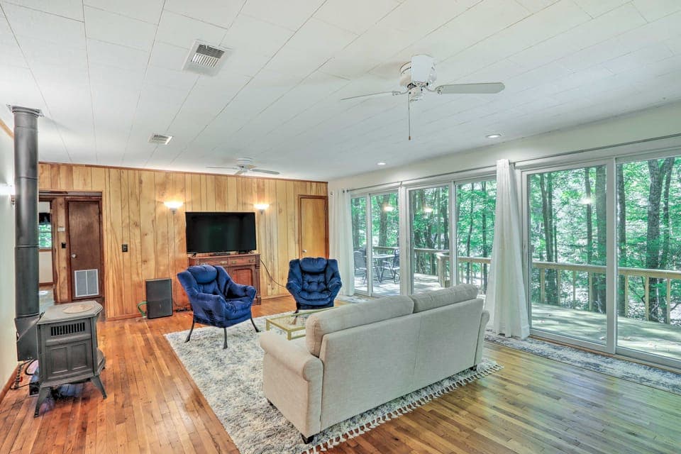 Secluded Franklin Cabin w/ Furnished Deck! House in Shooting Creek