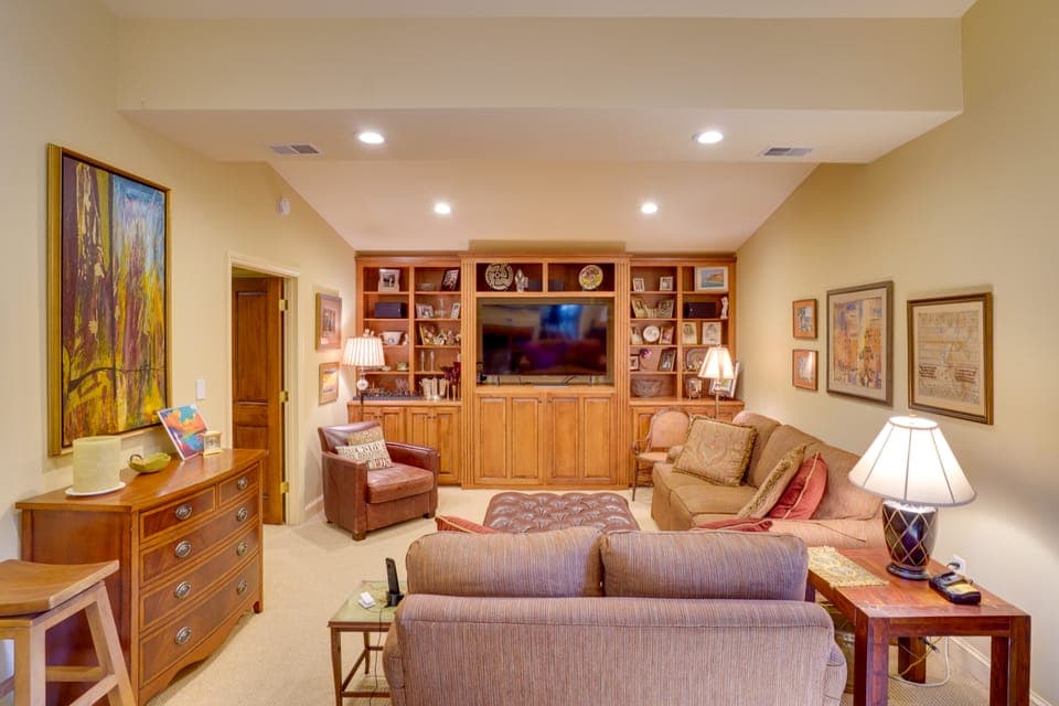 Cozy Abode w/ Yard ~ 1 Mi to Dtwn Summerville House in Summerville