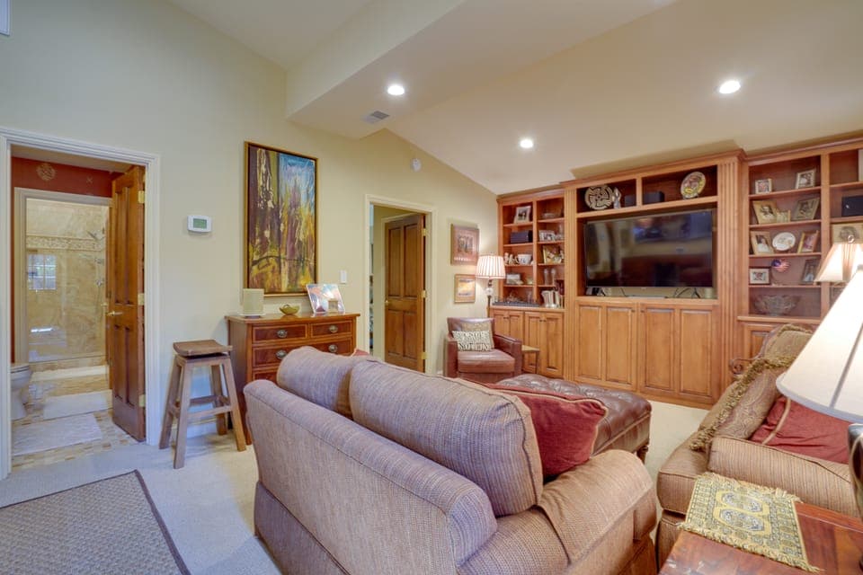 Cozy Abode w/ Yard ~ 1 Mi to Dtwn Summerville House in Summerville