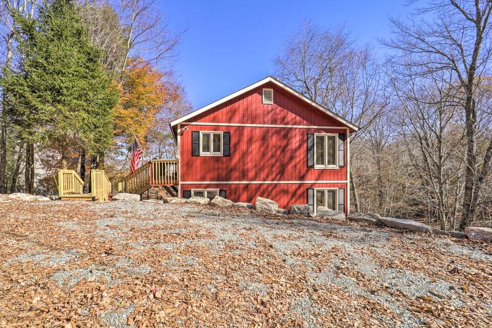 Mtn-View Cabin w/ Deck, 2 Mi to Beech Mtn Slopes! House in Beech Mountain