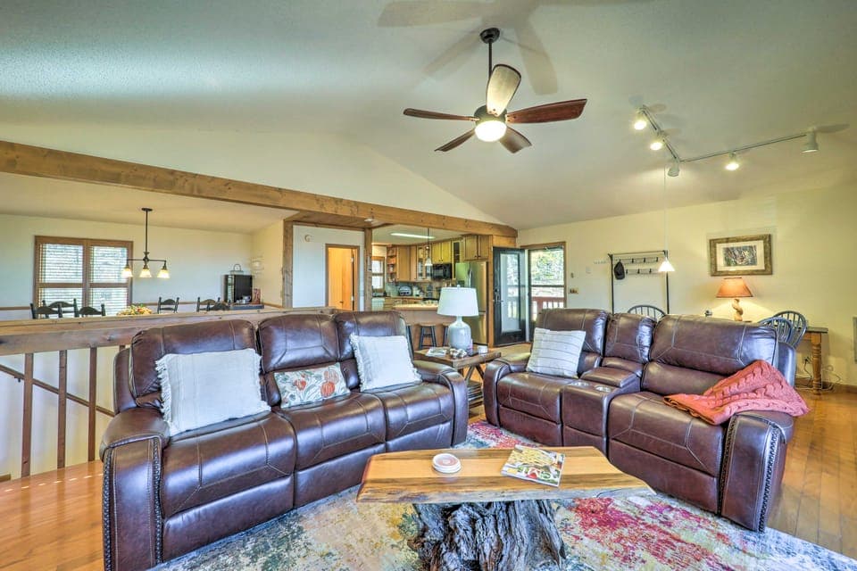 Mtn-View Cabin w/ Deck, 2 Mi to Beech Mtn Slopes! House in Beech Mountain