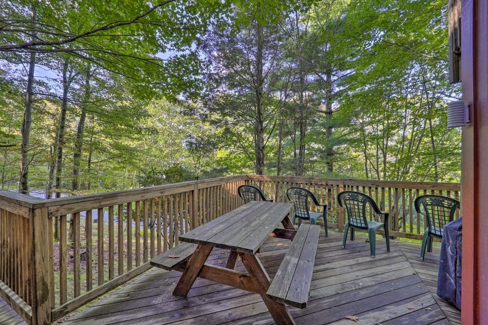 Ski Resort Cabin w/ Deck in Beech Mountain! House in Beech Mountain