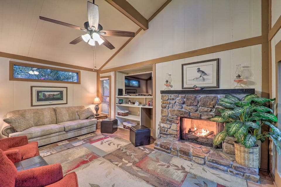 Ski Resort Cabin w/ Deck in Beech Mountain! House in Beech Mountain