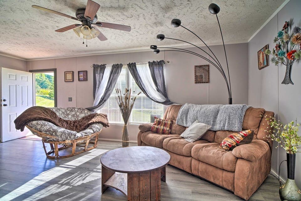 Bring Your Pets! Midway Abode w/ Yard & Fire Pit House in Cherokee Reservoir