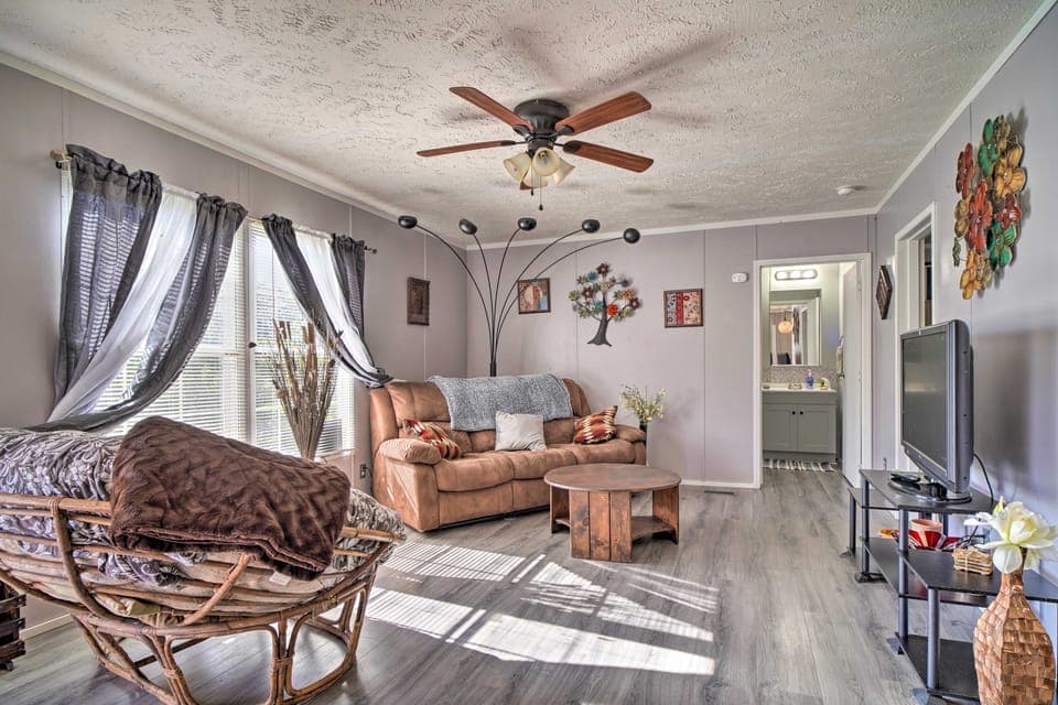 Bring Your Pets! Midway Abode w/ Yard & Fire Pit House in Cherokee Reservoir