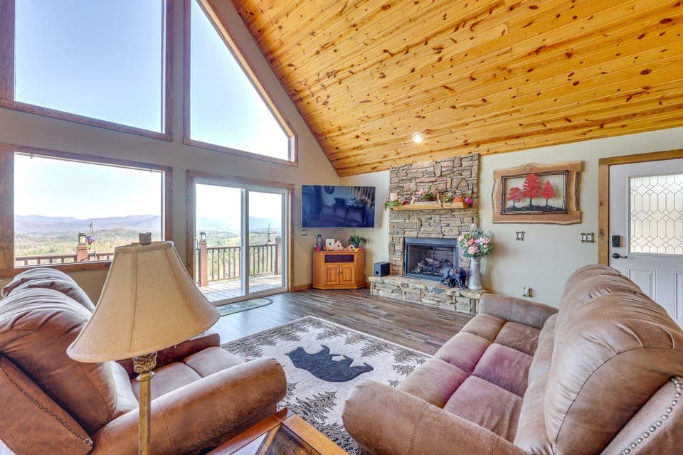 Mountain-View Murphy Cabin w/ Shared Fire Pit House in Tennessee