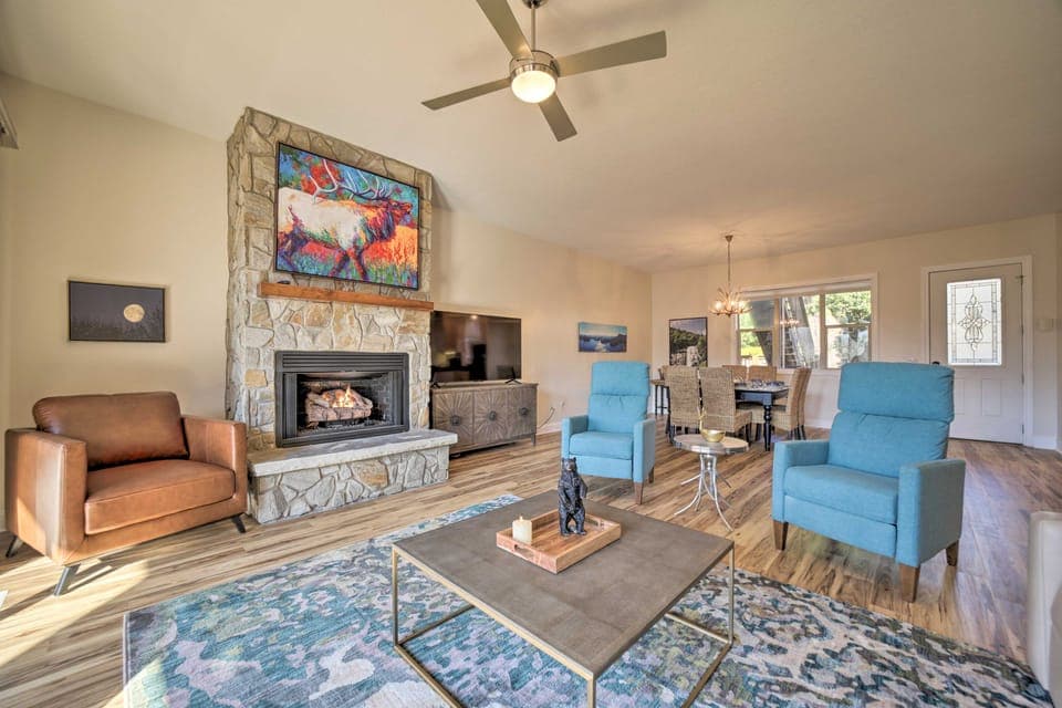 Beautiful Whittier Condo w/ Deck + Mtn Views! Apartment in Swain County