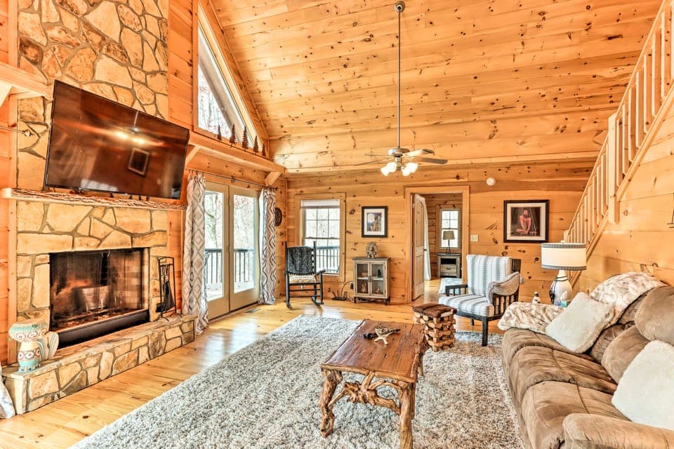 Deck & Game Room: Blue Ridge Mountain Cabin! House in Tennessee