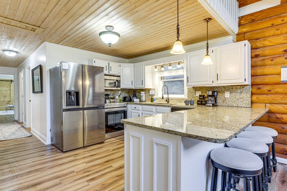 Pet-Friendly Gatlinburg Cabin w/ Hot Tub! House in Gatlinburg