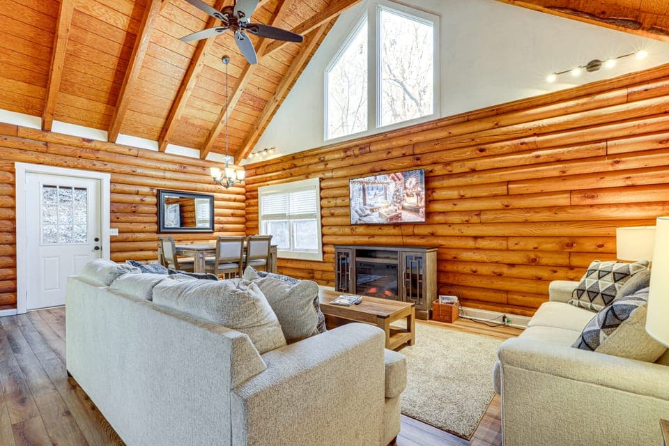 Pet-Friendly Gatlinburg Cabin w/ Hot Tub! House in Gatlinburg