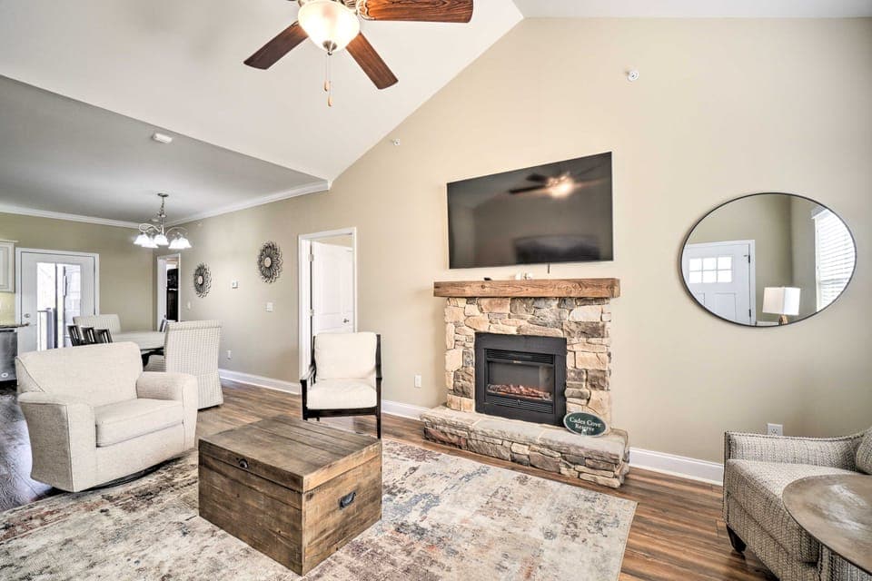 Chic Townsend Condo w/ Saltwater Pool! Apartment in Sevier County