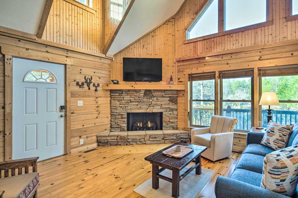 10 Mi to Lake Lure: Mtn-View Cabin w/ Deck & Loft! House in Tennessee