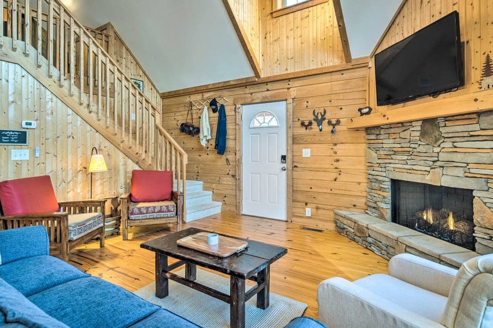 10 Mi to Lake Lure: Mtn-View Cabin w/ Deck & Loft! House in Tennessee
