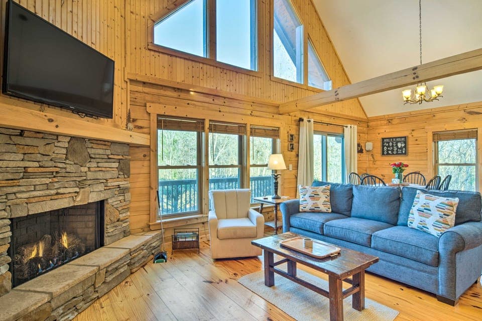 10 Mi to Lake Lure: Mtn-View Cabin w/ Deck & Loft! House in Tennessee