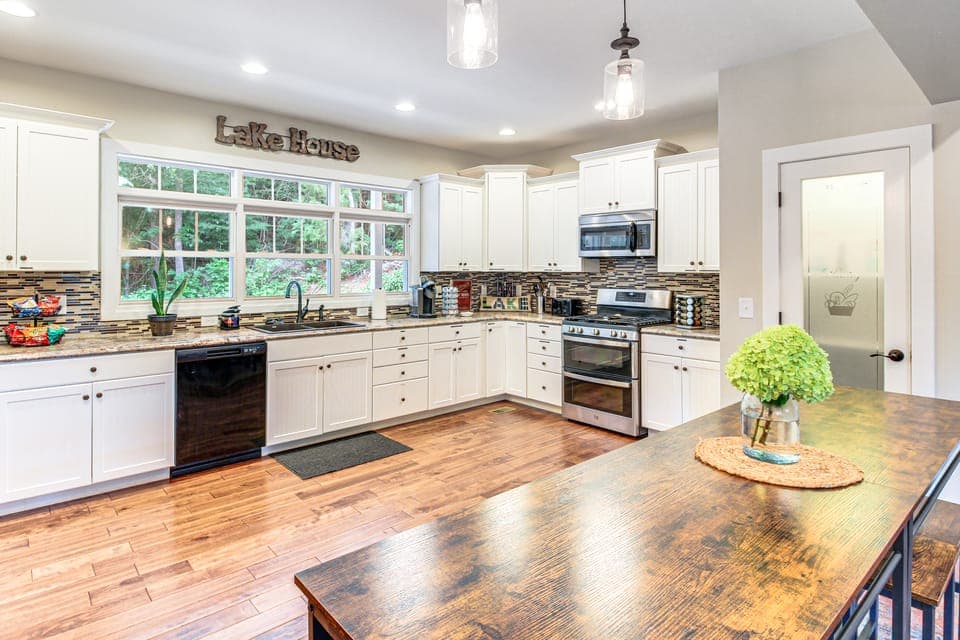 Modern Tims Ford Lake Home w/ Private Dock & Pool! House in Lynchburg