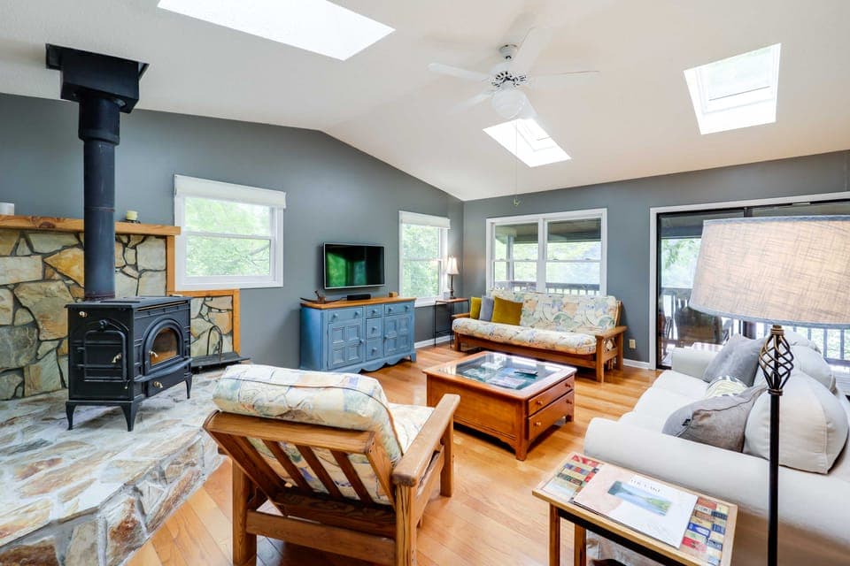 Lakefront Butler Retreat w/ Hot Tub & Dock! House in Watauga Lake