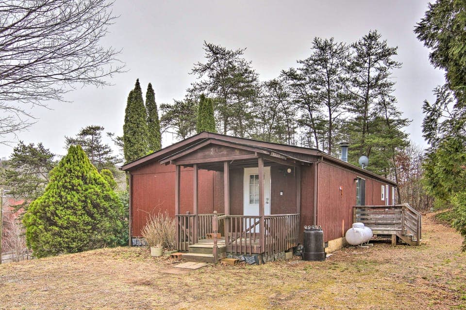 Cozy Asheville Cottage w/ Grill & Fire Pit! Cottage in Buncombe County