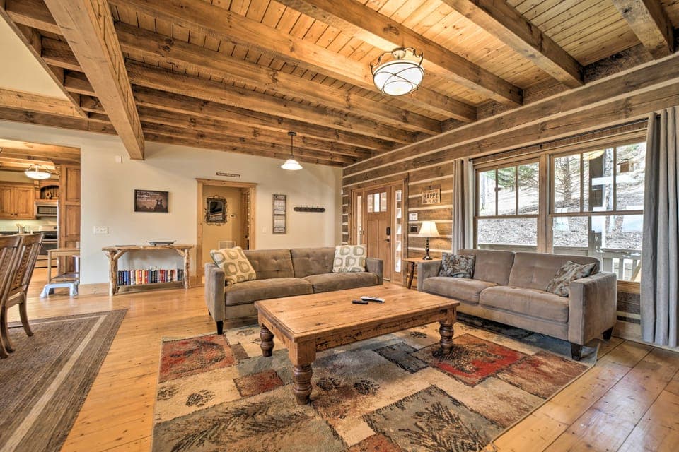 Hot Tub + Pool Table: Cozy Franklin Cabin! House in Tennessee