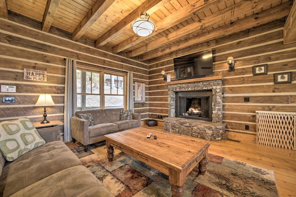 Hot Tub + Pool Table: Cozy Franklin Cabin! House in Tennessee