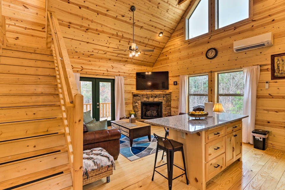 Cozy Mtn Cabin: Spacious Deck & Forest Views! House in Tennessee