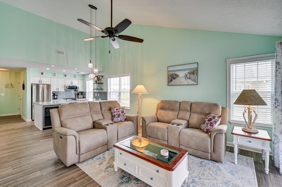 8 Mi to Boardwalk: Myrtle Beach Condo Near Golfing Apartment in Carolina Forest
