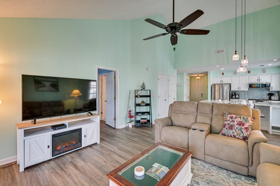 8 Mi to Boardwalk: Myrtle Beach Condo Near Golfing Apartment in Carolina Forest