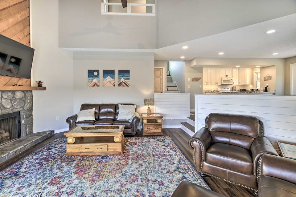 Deck & Mtn Views: 'Fain Chalet' in Kingsport House in Kingsport