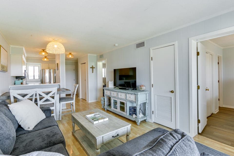 Walk to Beach: Hilton Head Condo Beautiful Views Apartment in Hilton Head Island