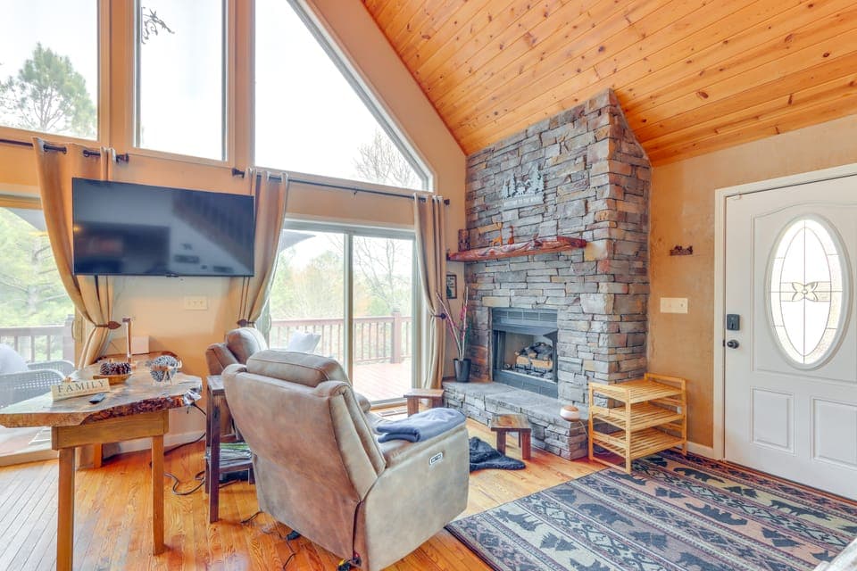 Peaceful Cabin Retreat - 9 Mi to Murphy! House in Tennessee