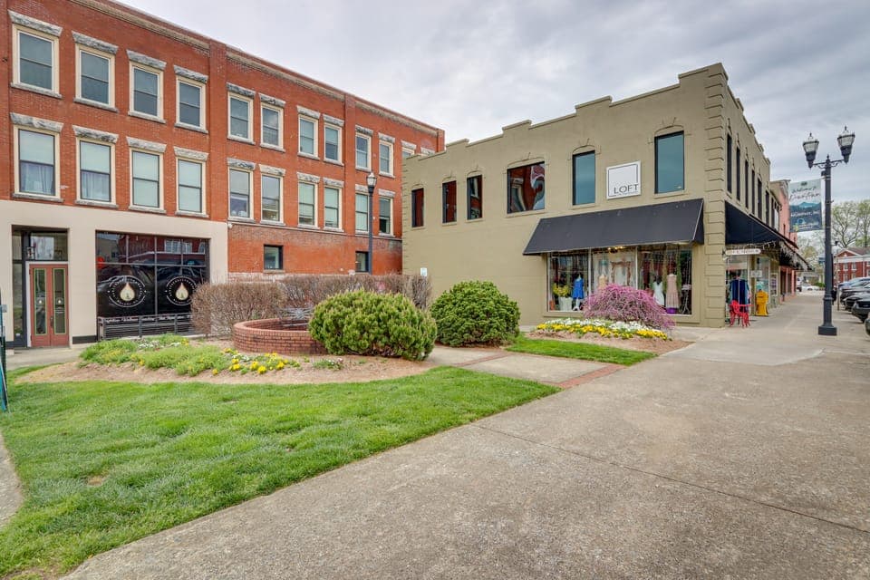 Luxurious Downtown Murphy Vacation Rental Loft! Apartment in Murphy
