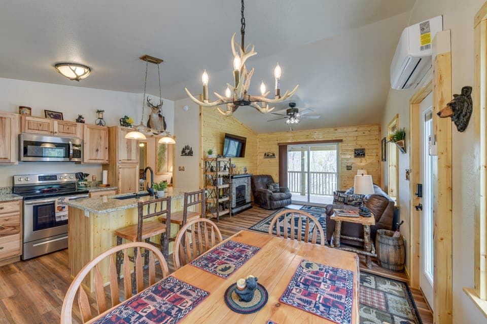 Scenic Murphy Cabin w/ Hot Tub, Fire Pit & Views House in Tennessee