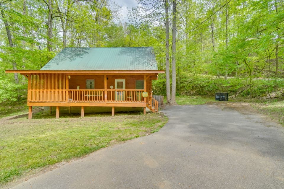 Cabin w/ Hot Tub ~ 6 Mi to Downtown Gatlinburg! House in Sevier County