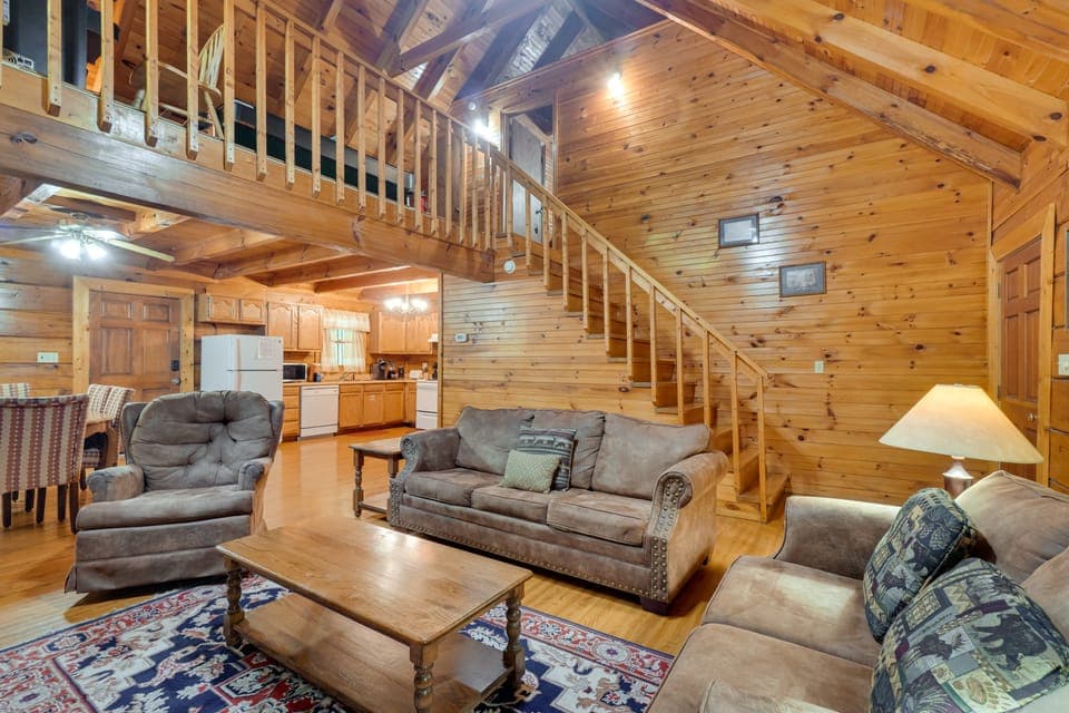 Cabin w/ Hot Tub ~ 6 Mi to Downtown Gatlinburg! House in Sevier County