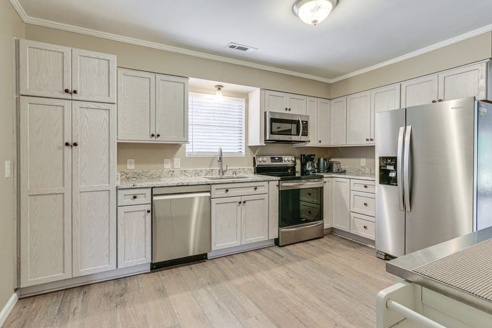 Walk to Restaurants: Bluffton Retreat w/ Patio Cottage in Bluffton