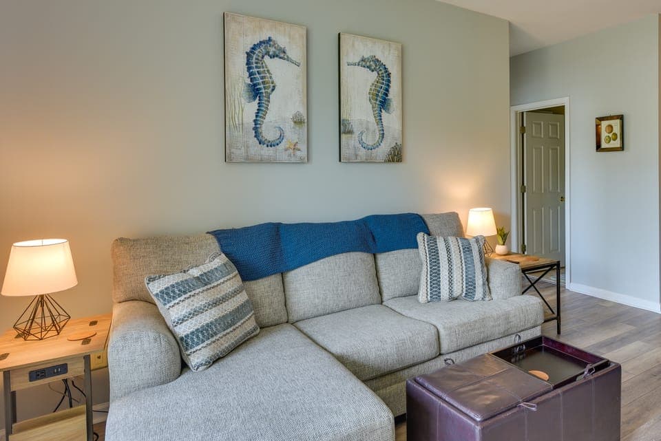 Mount Pleasant Condo w/ Pool & Bikes: Near Beach! Apartment in Isle of Palms