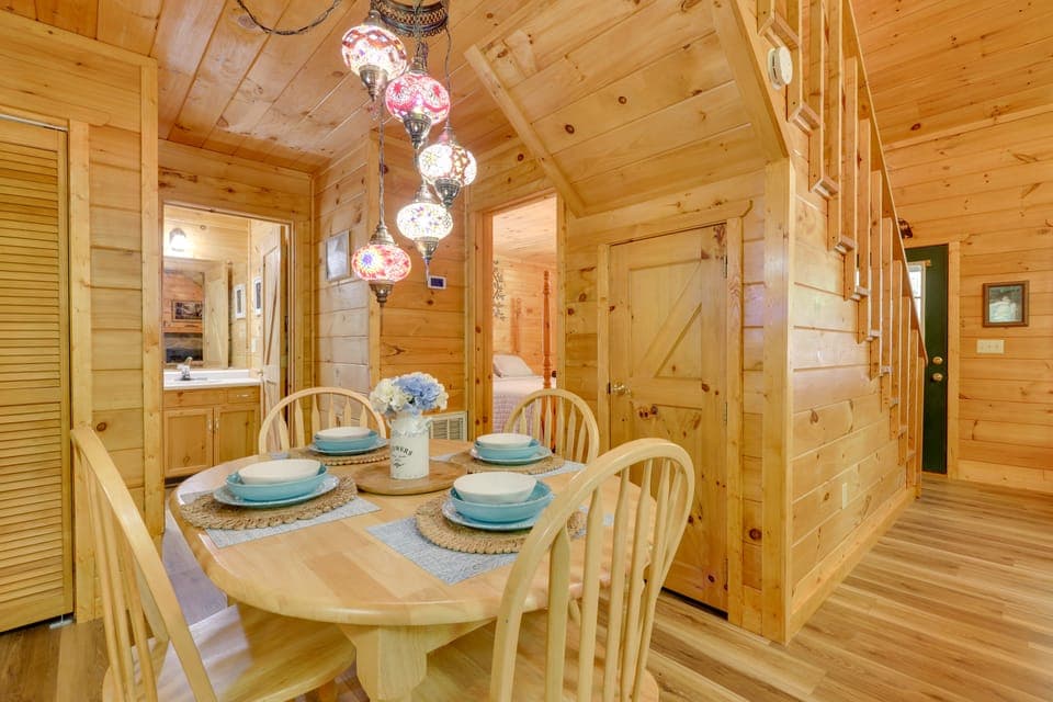Secluded ‘Cross Creek Cabin’ w/ Deck & Fire Pit! House in Union County