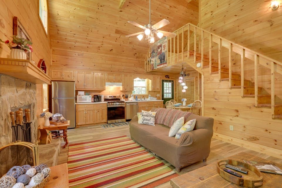 Secluded ‘Cross Creek Cabin’ w/ Deck & Fire Pit! House in Union County