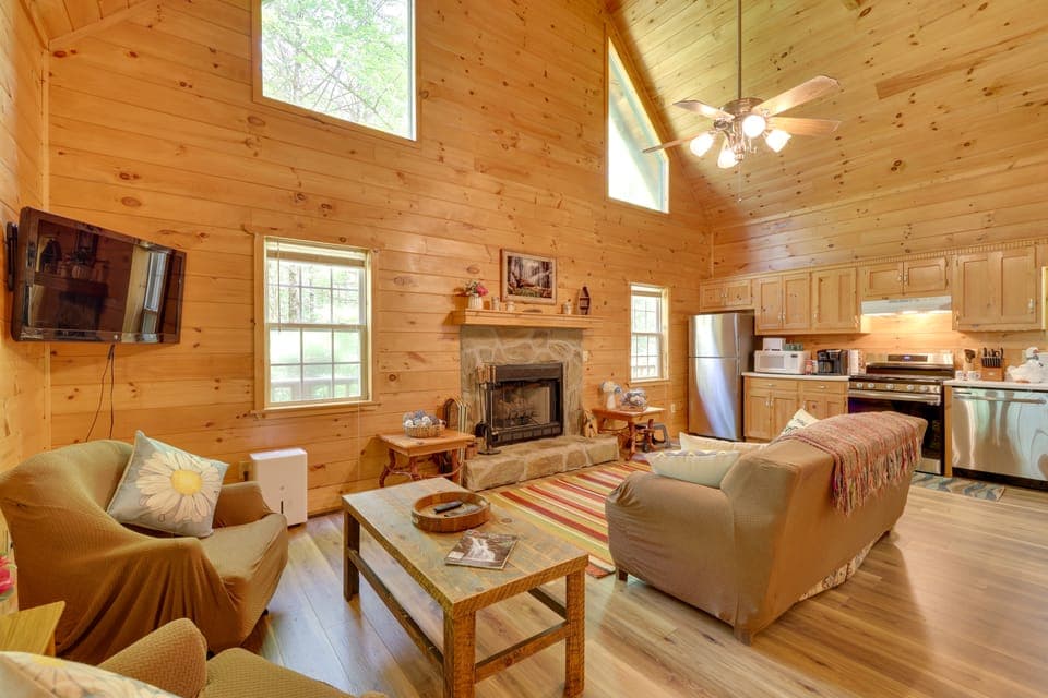 Secluded ‘Cross Creek Cabin’ w/ Deck & Fire Pit! House in Union County