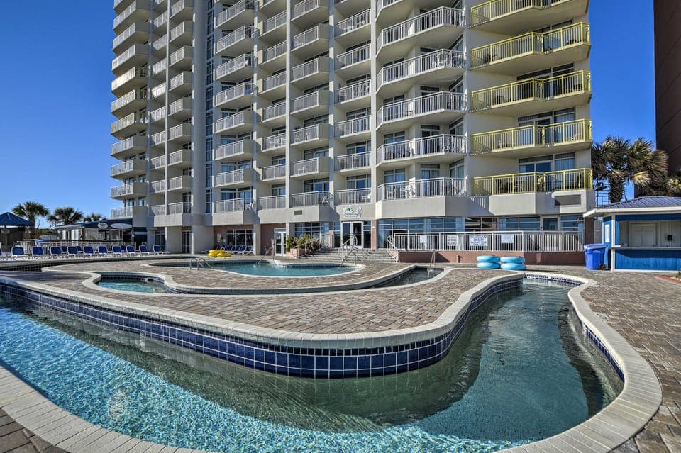 2 Mi to Barefoot Landing: Condo w/ Beach Access! Apartment in Atlantic Beach