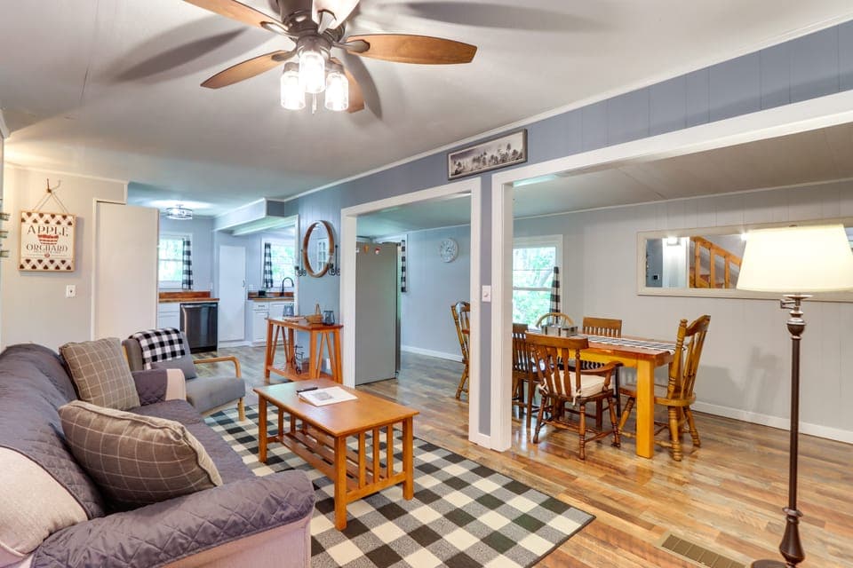 Pet-Friendly Murphy Home: Grilling Deck + Fire Pit House in Tennessee
