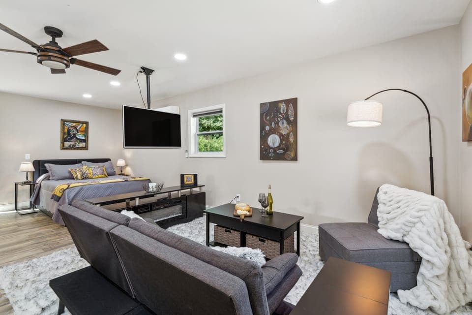 Hickory Hideaway: Pet-Friendly Haven w/ Fire Pit! Apartment in Hickory