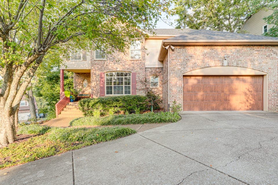 Family Home w/ Deck: 12 Mi to Downtown Nashville! House in Brentwood