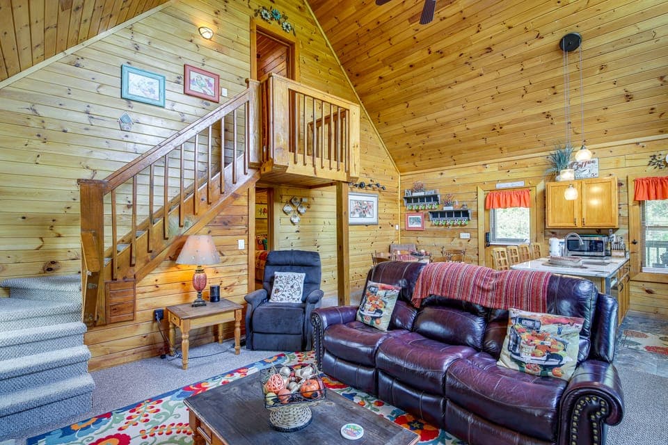 Sevierville Cabin: Private Deck, Community Pool! House in Douglas Lake
